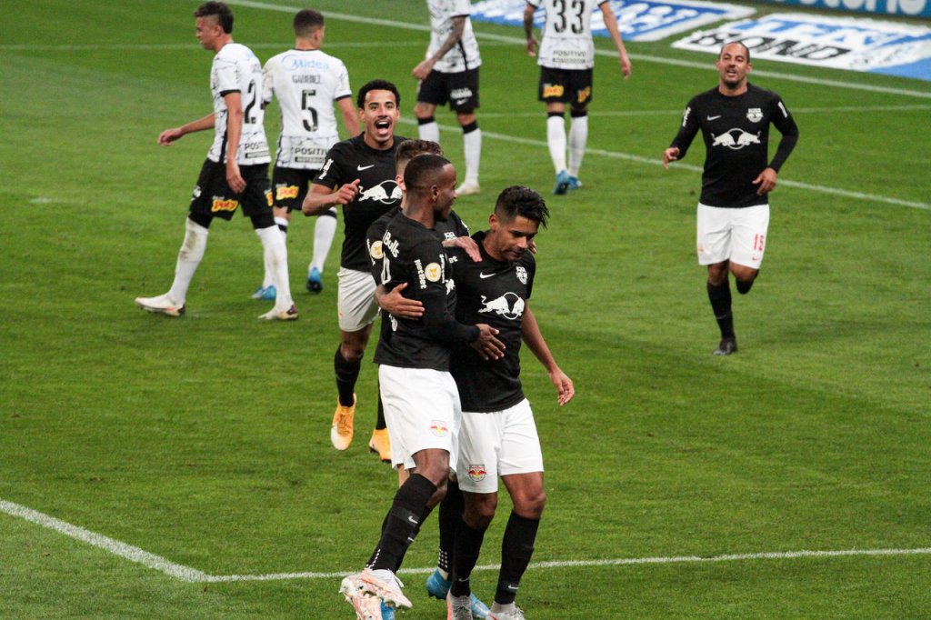 Corinthians leva virada do RB Bragantino e perde por 2 a 1 no Brasileirão