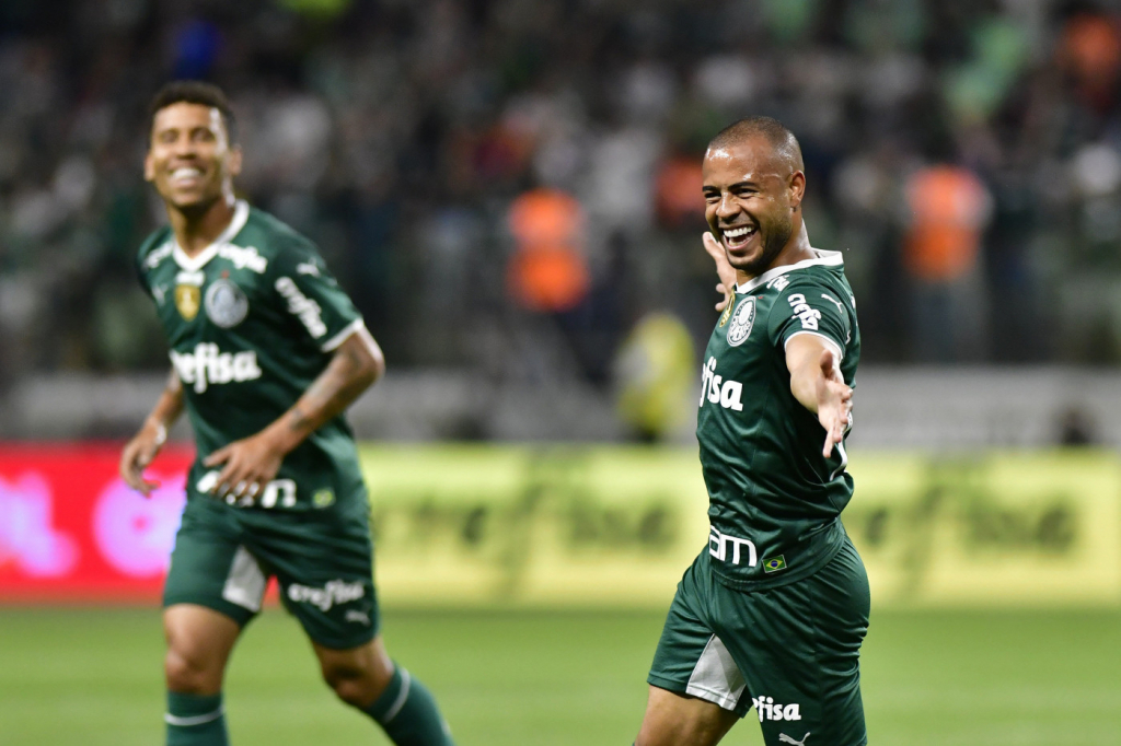 Palmeiras vence fácil o Coritiba e dispara na liderança do Brasileirão