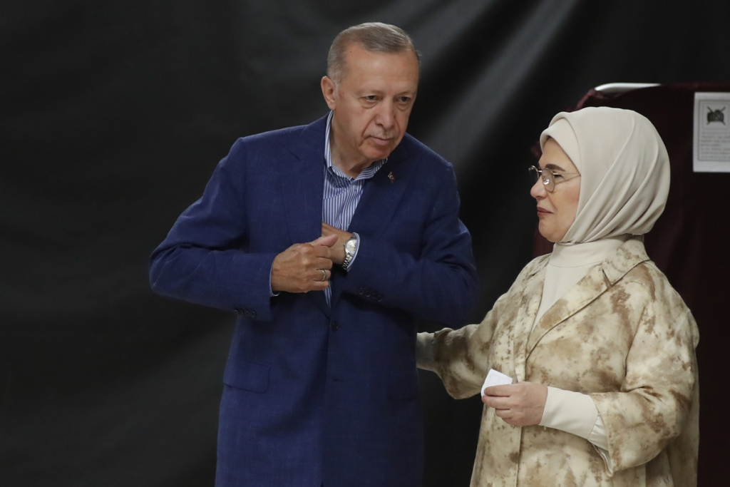 Erdogan é flagrado distribuindo dinheiro, e oposição denuncia irregularidades durante o segundo turno das eleições na Turquia