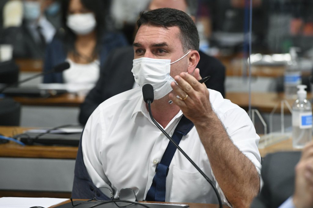 Flávio Bolsonaro vai à justiça contra Witzel por acusações em comissão