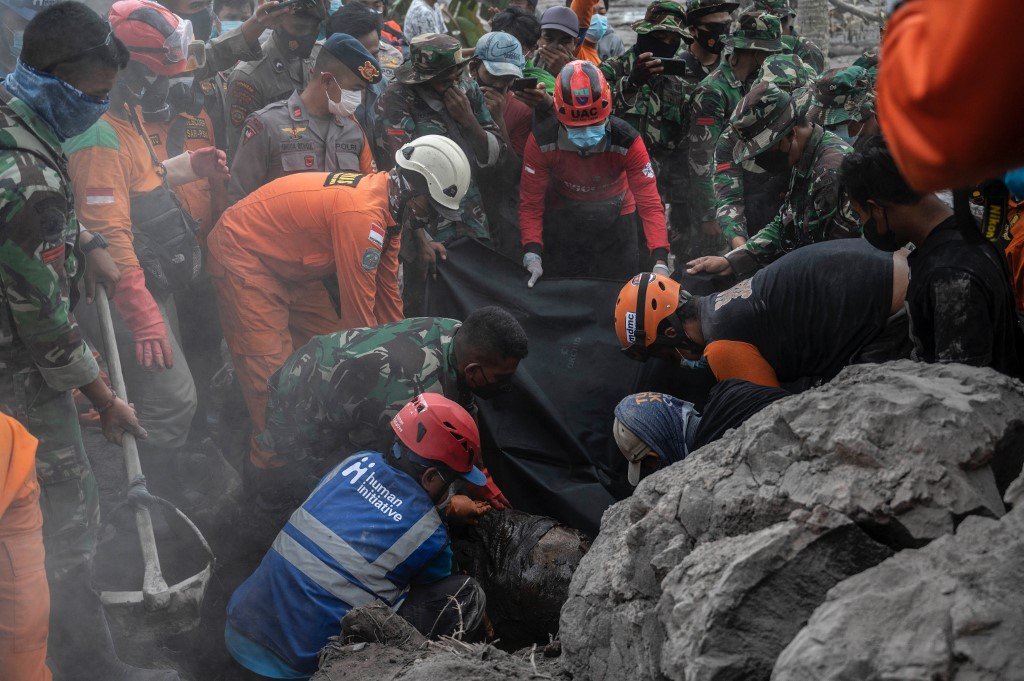 Indonésia: 27 pessoas continuam desaparecidas após erupção de vulcão