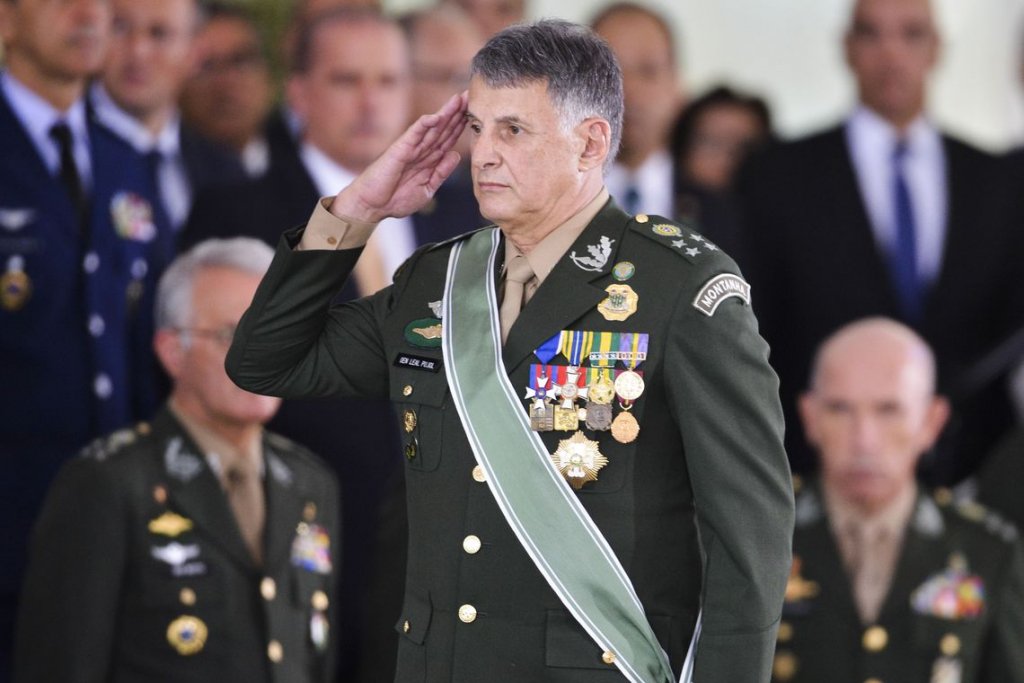Em evento com Bolsonaro, chefe do Exército destaca lealdade à Constituição