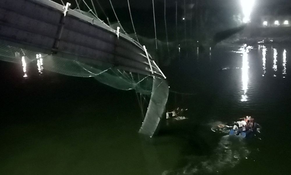 Ponte suspensa desaba na Índia e deixa ao menos 68 pessoas mortas