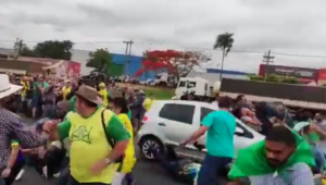 Vídeo: motorista atropela dezenas de manifestantes que bloqueavam rodovia no interior de São Paulo