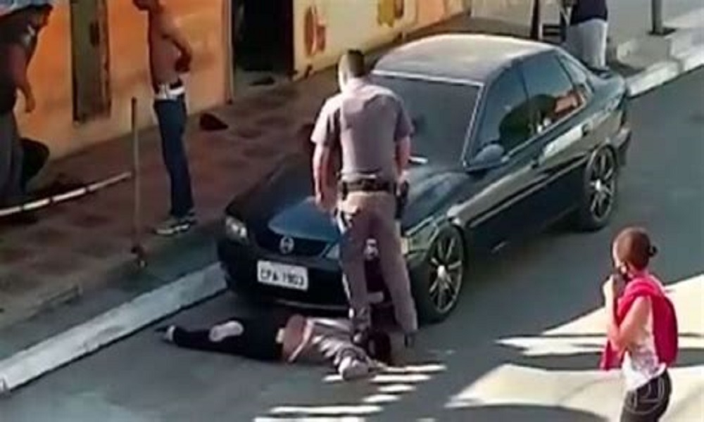 Justiça Militar de SP determina regime aberto para policial condenado por pisar no pescoço de mulher negra em abordagem