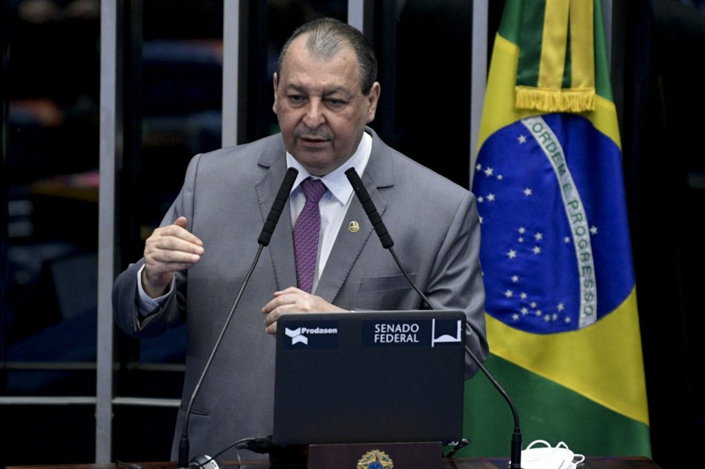 Omar Aziz rebate ataque de Bolsonaro: ‘A onça vai pegar o macaco guariba’