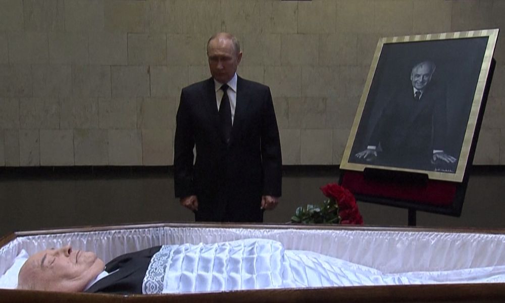 Putin homenageia Gorbachev com flores, mas afirma que não vai comparecer ao funeral