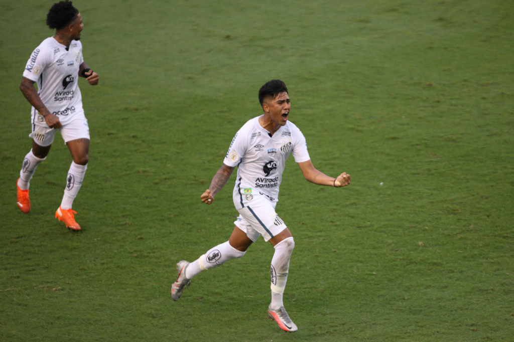 Santos supera desfalques por Covid-19, vence o Inter e entra no G-4