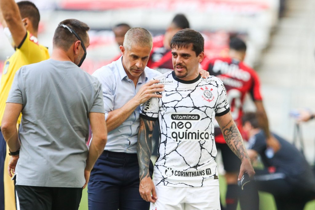 Fagner faz fisioterapia e vira dúvida no Corinthians para partida contra o Grêmio