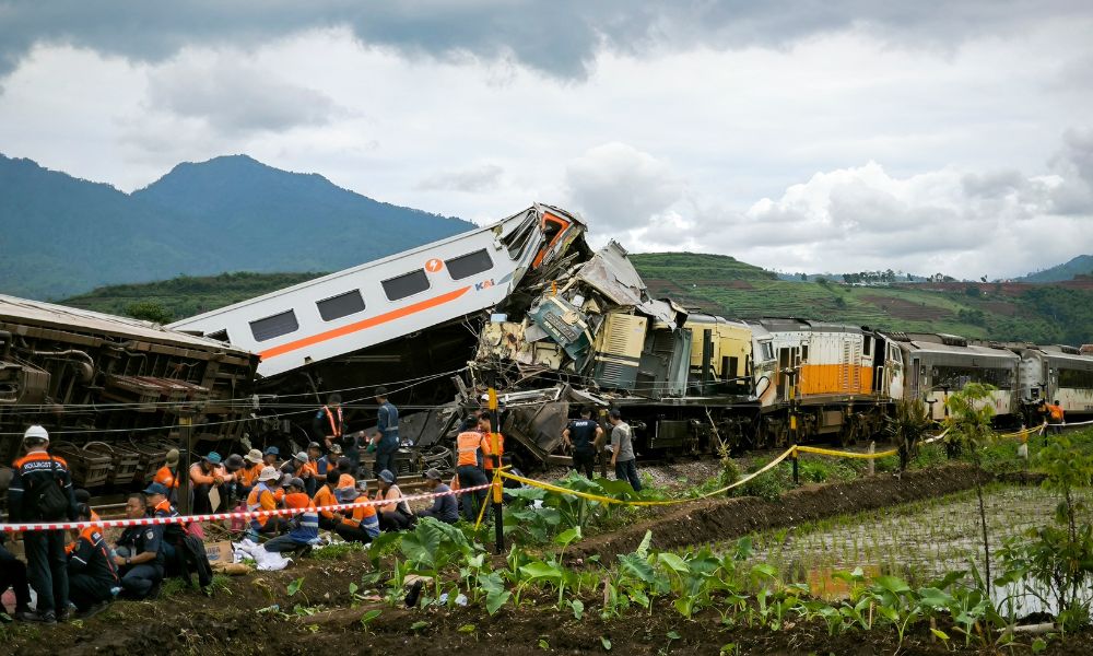 Colisão entre trens na Indonésia deixa quatro mortos e 42 feridos