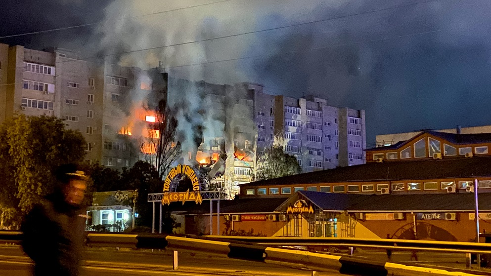 Caça supersônico cai em prédio residencial e deixa quatro mortos na Rússia