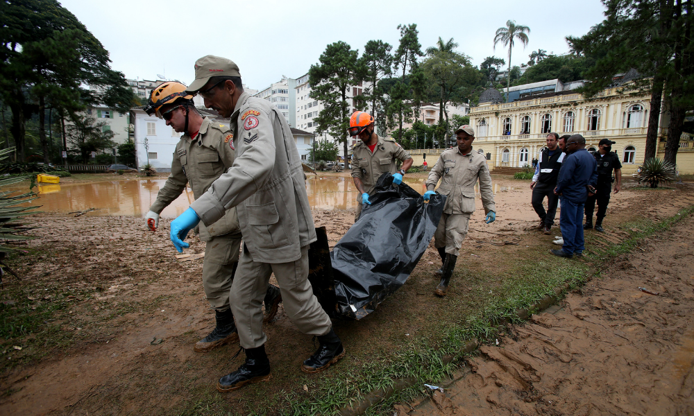 Sobe para 39 o número de mortos pelas chuvas em Petrópolis; município declara calamidade pública