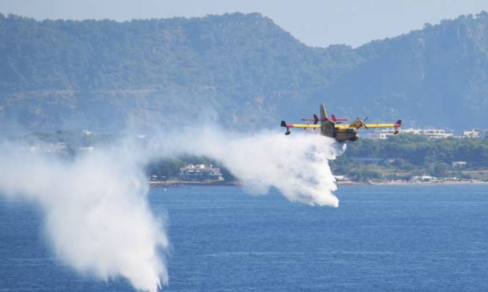 Avião cai na encosta do vulcão Etna ao ajudar a combater incêndio florestal