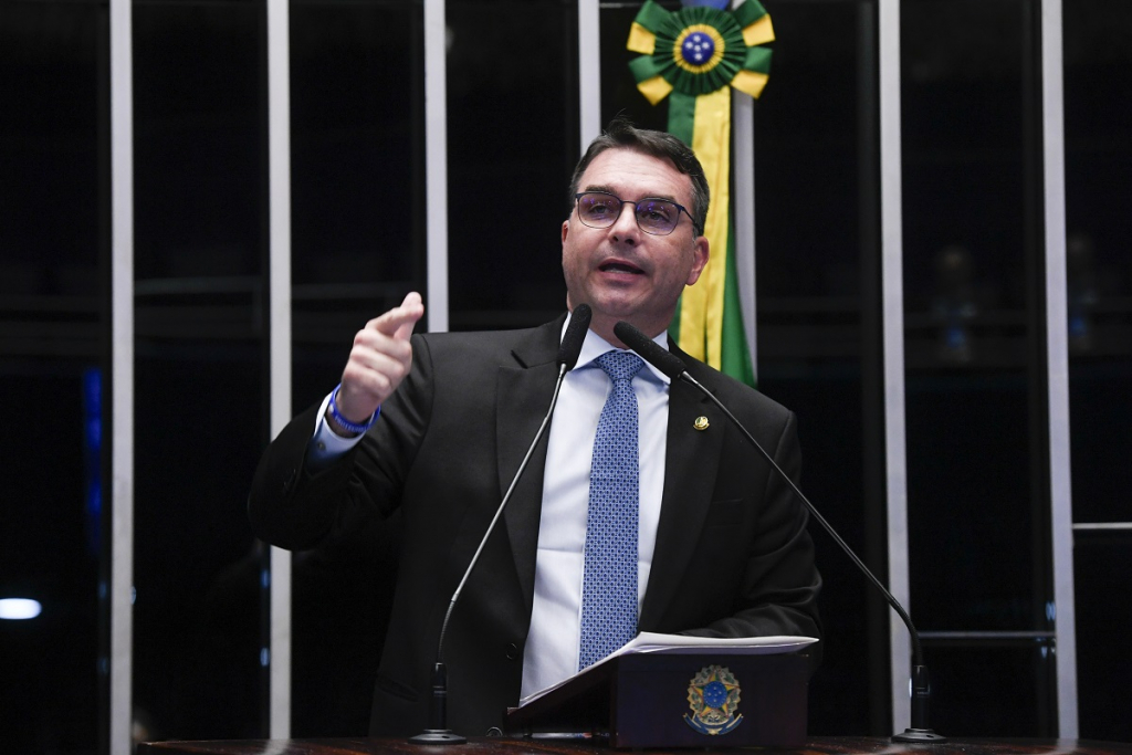 Flávio Bolsonaro pede que PGR investigue Dino por visitas de esposa de líder de facção à Justiça