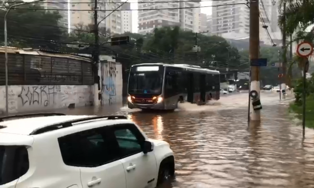 Chuva deixa pessoas ilhadas e carros submersos em São Paulo; mulher morre afogada e é encontrada no Tietê