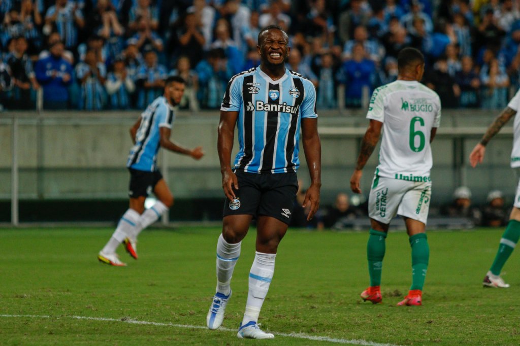 Grêmio domina Chapecoense, mas perde e é vaiado em casa pela Série B