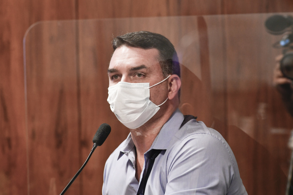 STF adia julgamento de Flávio  Bolsonaro no caso das rachadinhas