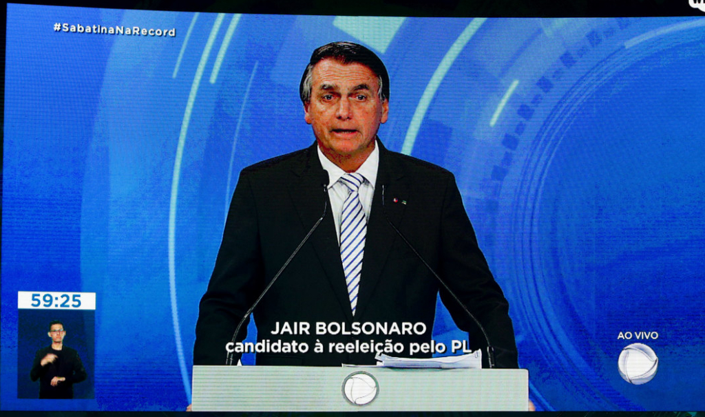 Em sabatina, Bolsonaro cita aumento do salário mínimo e prega liberdade de expressão