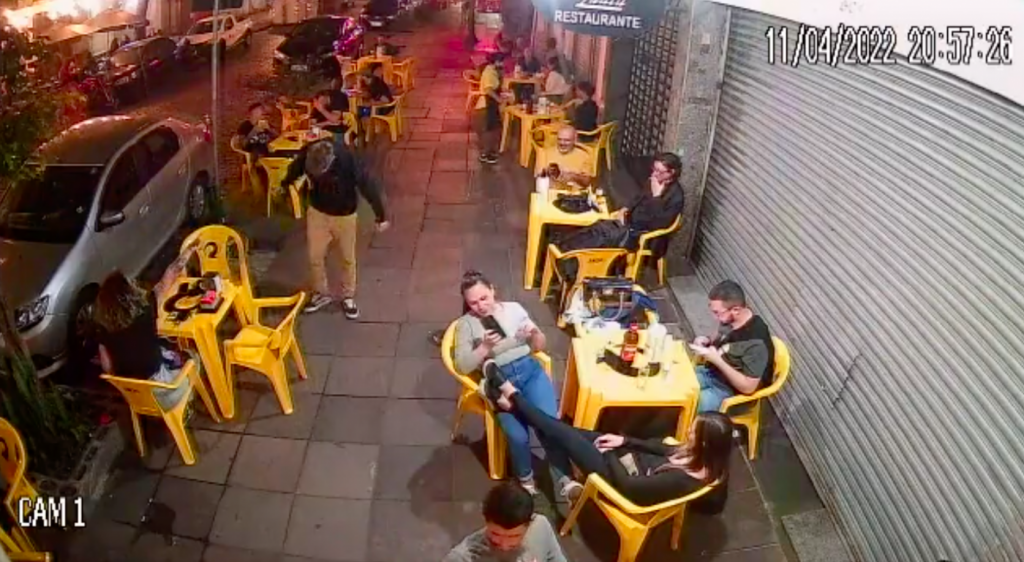 Homem é ‘atacado’ por barata em Porto Alegre e viraliza; veja vídeo