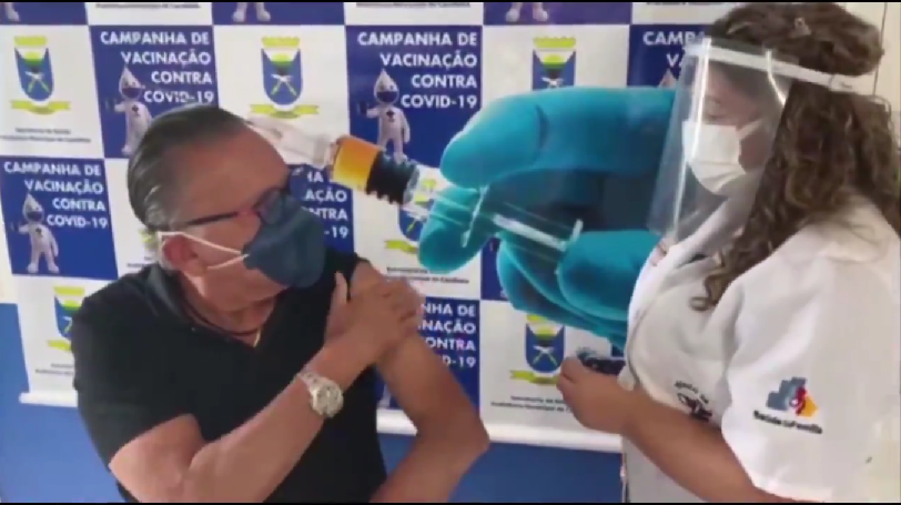 Galvão Bueno recebe a primeira dose da vacina contra a Covid-19: ‘Muita emoção’