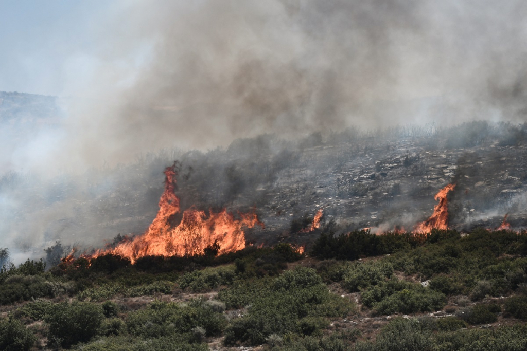 Incêndios florestais avançam na Grécia e deixam ao menos quatro mortos