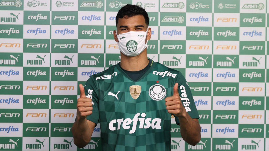 Danilo Barbosa é apresentado pelo Palmeiras e lamenta não ter data para estrear