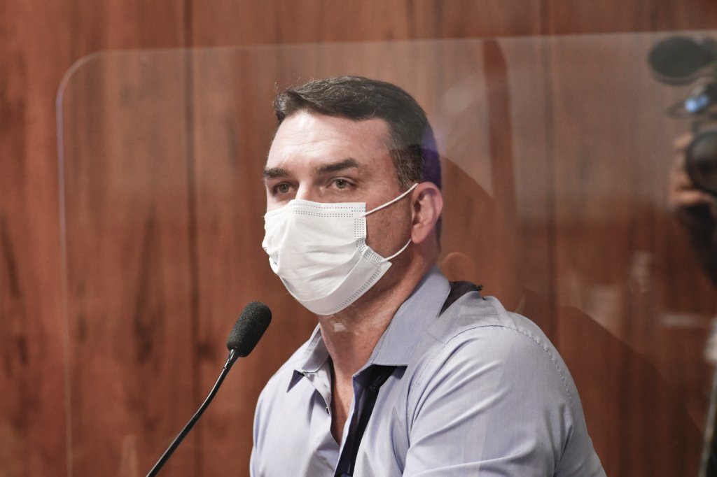 ‘Relatório final revela a parte vingativa de Renan Calheiros’, diz Flávio Bolsonaro