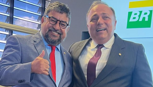 Vice-presidente do PT posta foto com Pazuello e leva bronca de Gleisi: ‘Desrespeito tem limites’