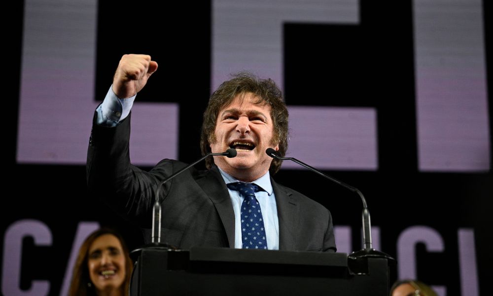 Milei lidera primárias da Argentina, mostra força e deixa governo em choque