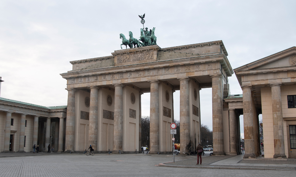 Carro bate no Portão de Brandemburgo na Alemanha e deixa um morto