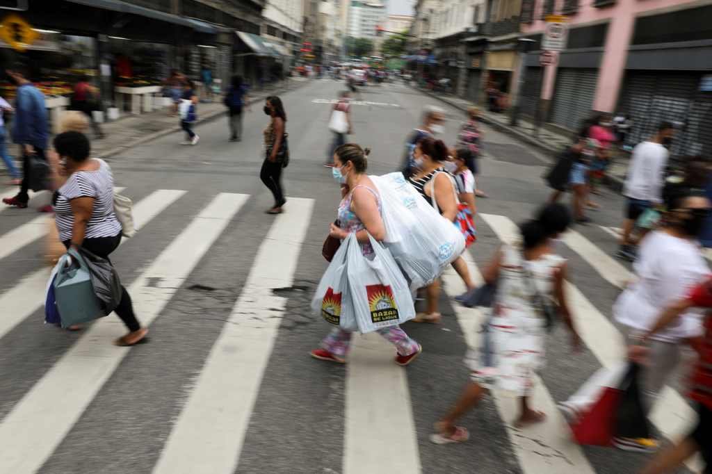 ‘Feira do rolo’ oferece produtos roubados e falsificados na Zona Leste de São Paulo
