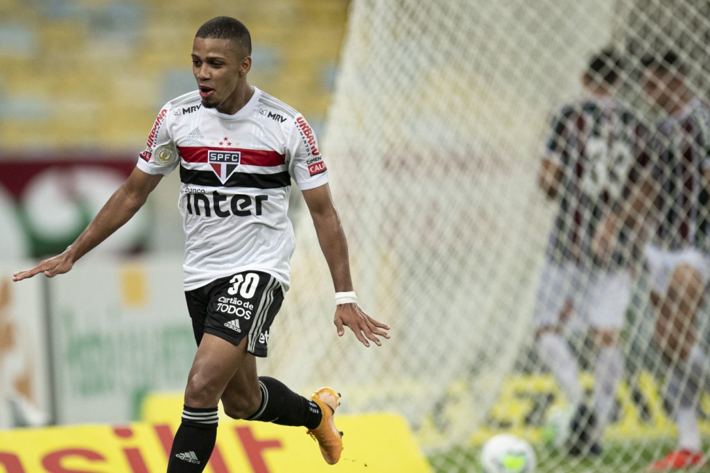 Após vitória do São Paulo, Diniz elogia Brenner e o compara com Romário