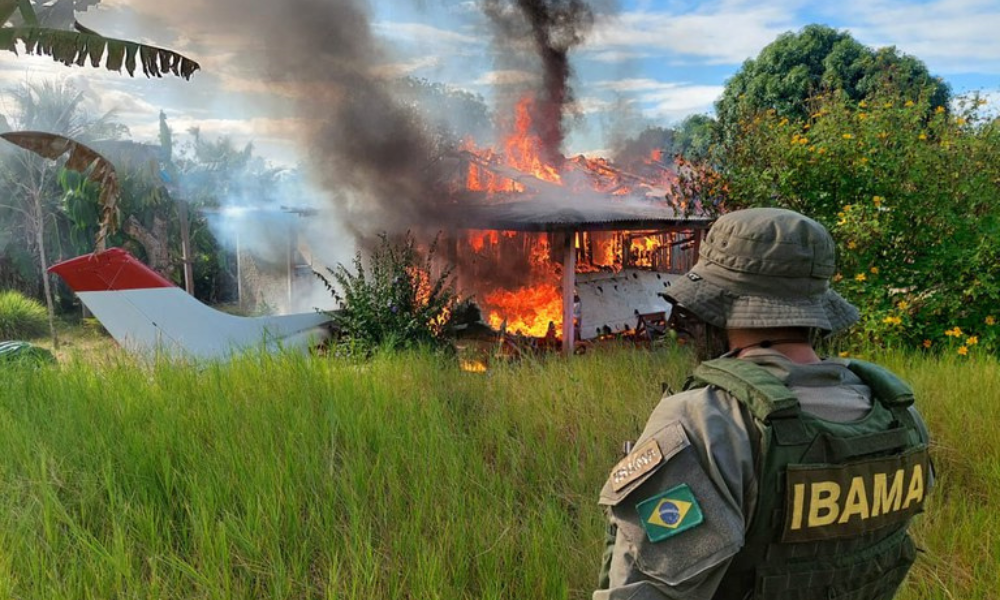 Operação do Ibama destrói avião, helicóptero e trator em território Yanomami