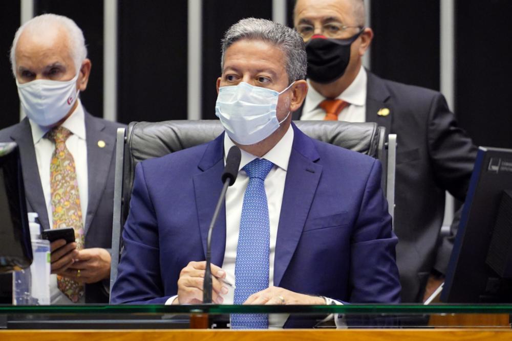 Lira volta a criticar o Senado e defende solução fora do teto para criação do Auxílio Brasil