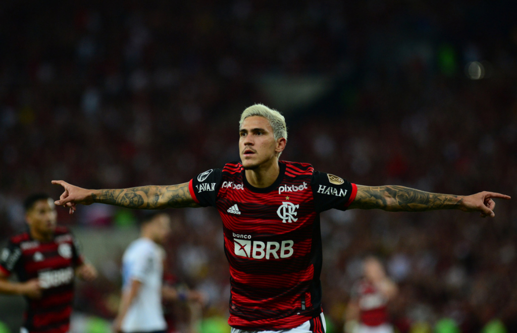 De ‘reserva de luxo’ à artilharia: Pedro vira esperança do Flamengo na final da Libertadores 