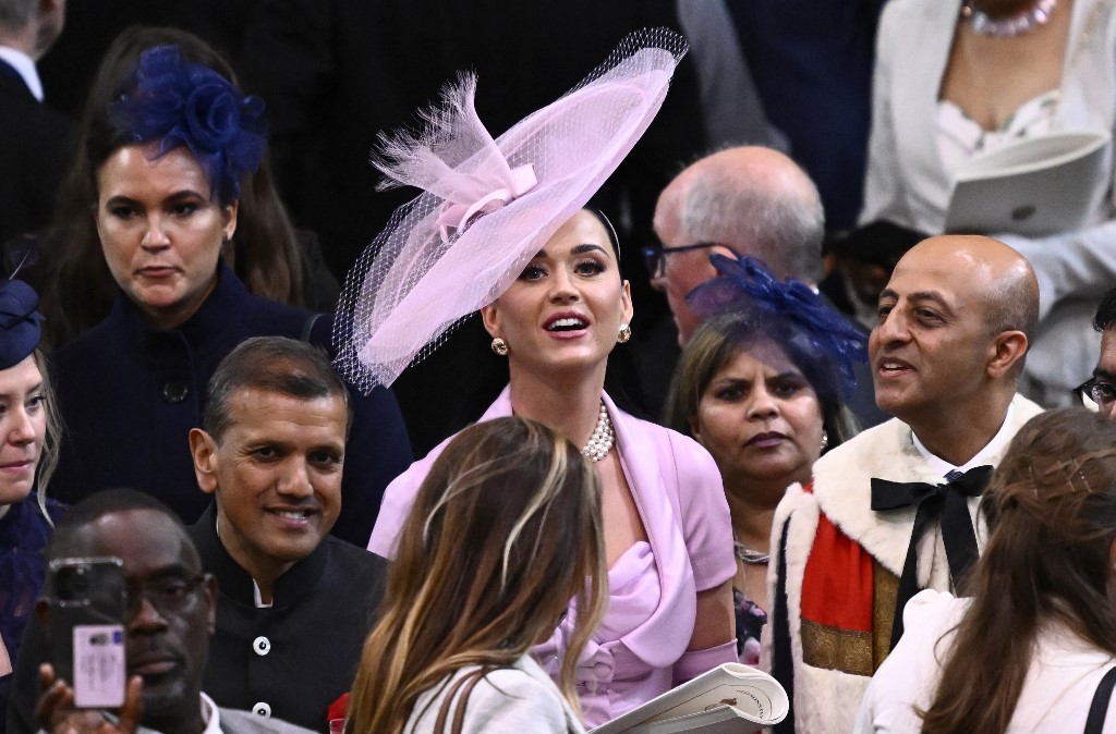 Perdida, Katy Perry viraliza nas redes na procura por assento durante coroação do rei Charles III