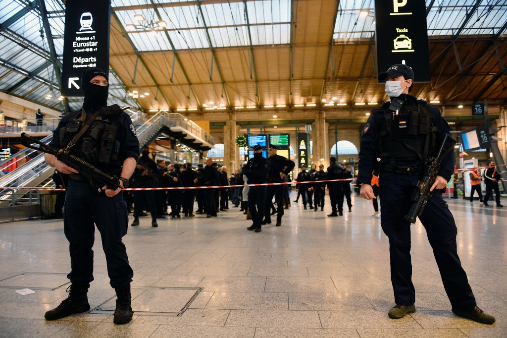 Homem armado com faca deixa seis pessoas feridas em Paris