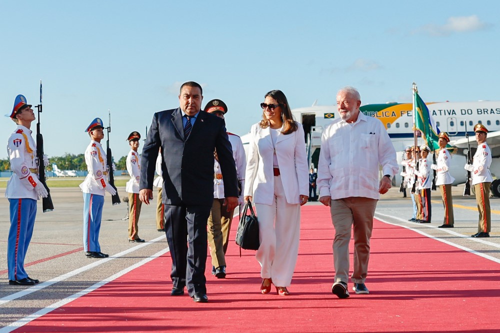 Antes de ir à ONU, Lula faz parada em Cuba sob olhares do Ocidente