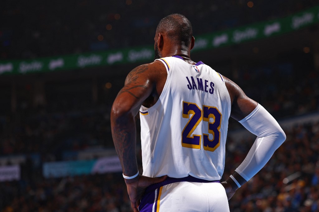 LeBron James brilha com 40 pontos e Lakers encerram sequência de derrotas na NBA