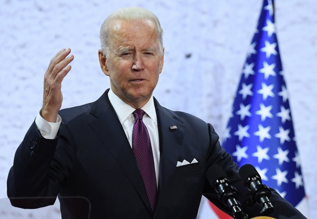 Biden diz que Putin ‘não pode permanecer no poder’ em discurso na Polônia