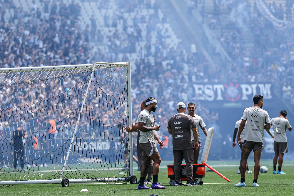 Torcedores do Corinthians lotam a arena em treino aberto pré-clássico e celebram ‘primeiro gol’ de Memphis Depay 