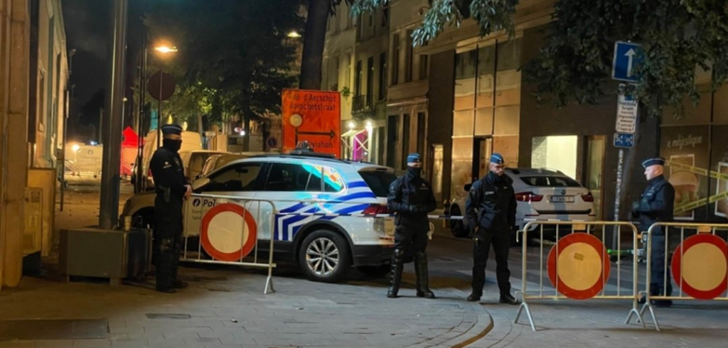 Policial é morto e outro ferido em ataque com faca em Bruxelas, na Bélgica