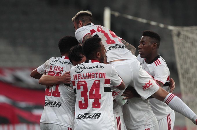 Pablo faz dois, São Paulo vence Athletico-PR e deixa Z4