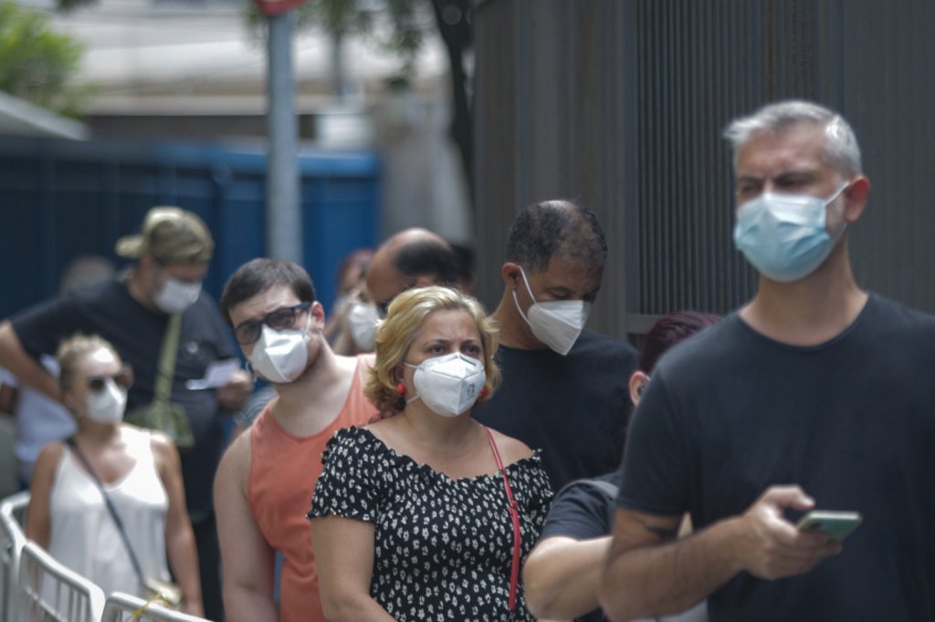 Curitiba volta a recomendar uso de máscaras em locais fechados