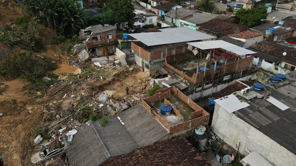 Em Pernambuco, mais de 71 mil pessoas estão desalojadas ou desabrigadas após chuvas