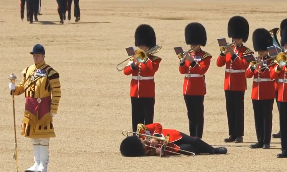Guardas desmaiam em ensaio de desfilie militar do aniversário do Rei Charles III