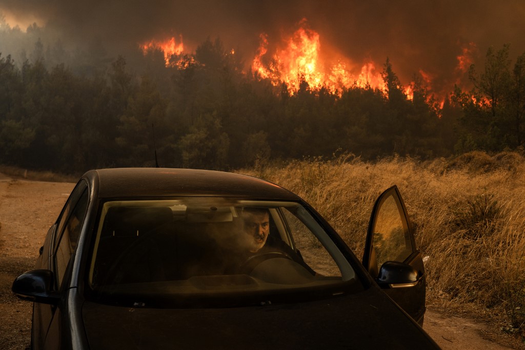 Moradores da Grécia fogem de cidade histórica ameaçada por incêndios florestais