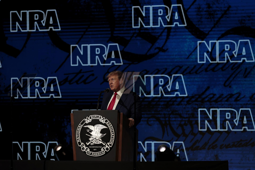 Donald Trump critica ‘esforços grotescos’ para controlar armas nos EUA