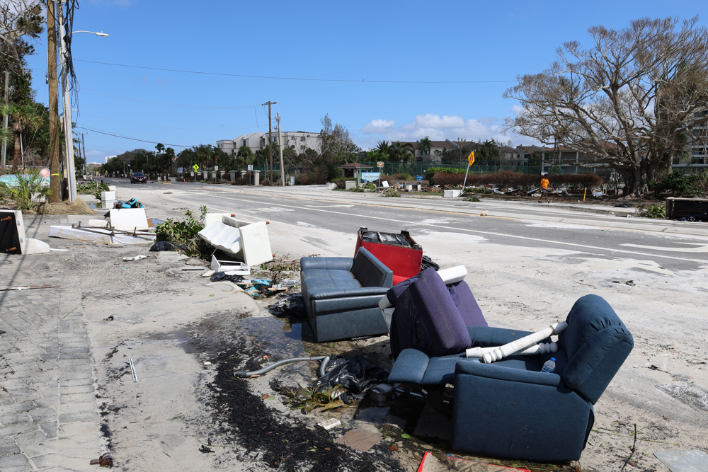 Flórida começa a se reconstruir após passagem do Furacão Milton, que deixou ao menos 16 mortos 