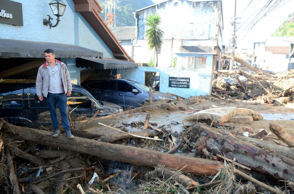 Novo deslizamento provoca evacuação de área em Petrópolis